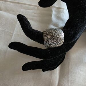 Elegant Silver Floral Ring